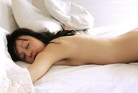 裸睡可以点燃情人生活激情