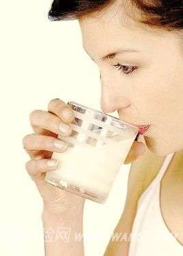 喝牛奶太多易致骨质疏松