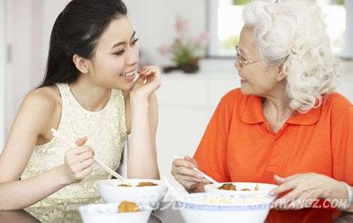 更年期女性常暴躁？吃饱饭常补钙更静心