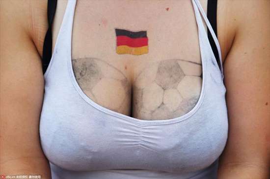 欧洲杯：女观颜，男看球