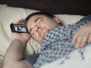 为什么睡觉时手机不能放枕头边