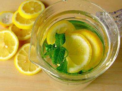 蜂蜜柠檬水能排毒养颜？